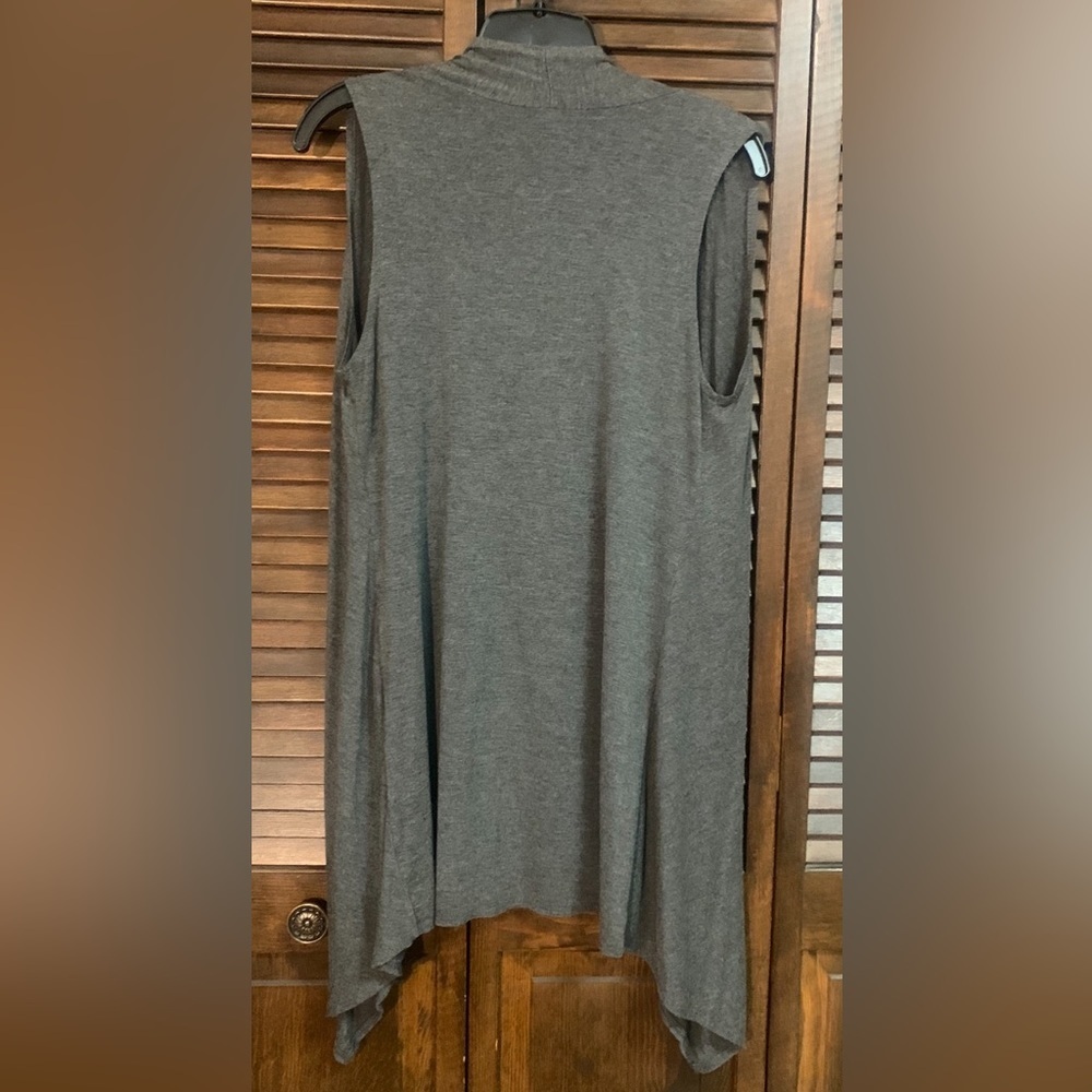 Azules Women's Solid Color Sleeveless Asymetric Hem Open Front Cardigan - GREY - Picture 7 of 10